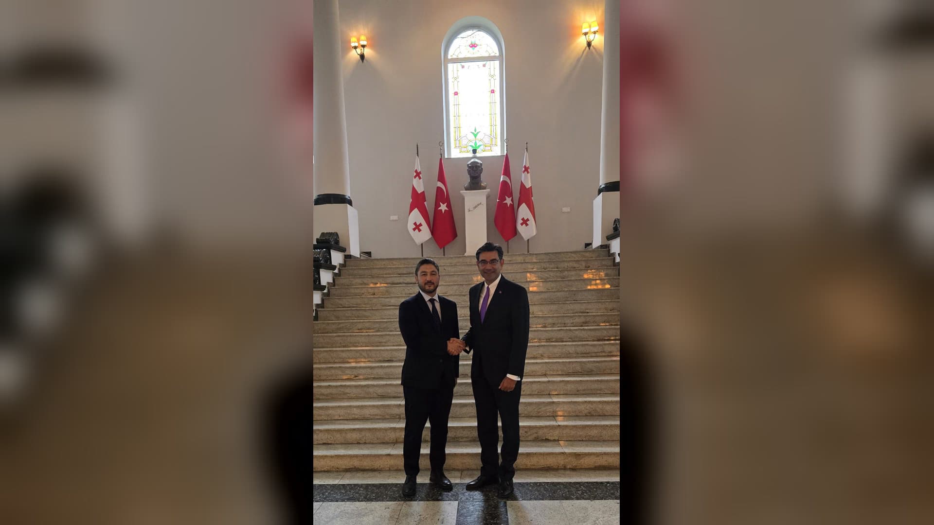 Kazakistan'ın yeni Gürcistan Büyükelçisi Aduov, Büyükelçi Türker Arı'yı ziyaret etti