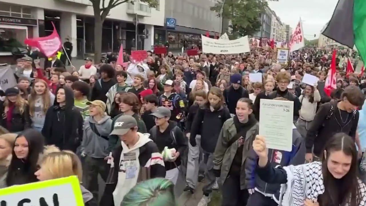 В Германии школьники вышли на протест против возвращения воинской обязанности