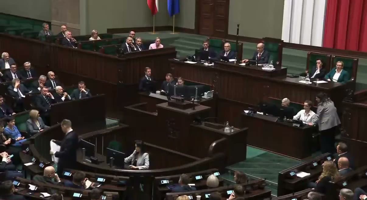 Polish MP Berkowicz showed Israeli flag with swastika in Sejm