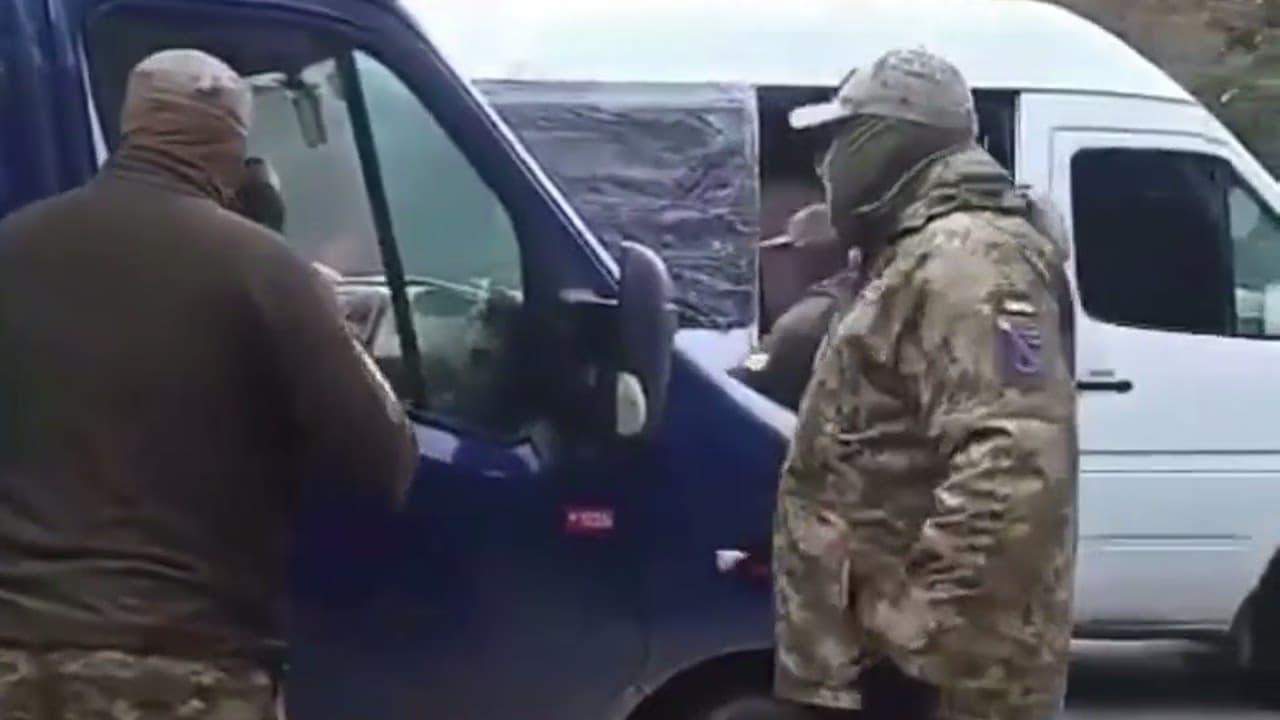 В Кривом Роге сотрудники ТЦК разбили стекло машины и силой вытащили мужчину