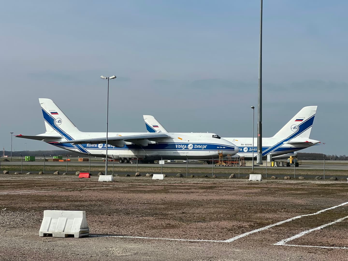 У российских Ан-124 в аэропорту Лейпцига прорван забор: полиция ищет автомобиль