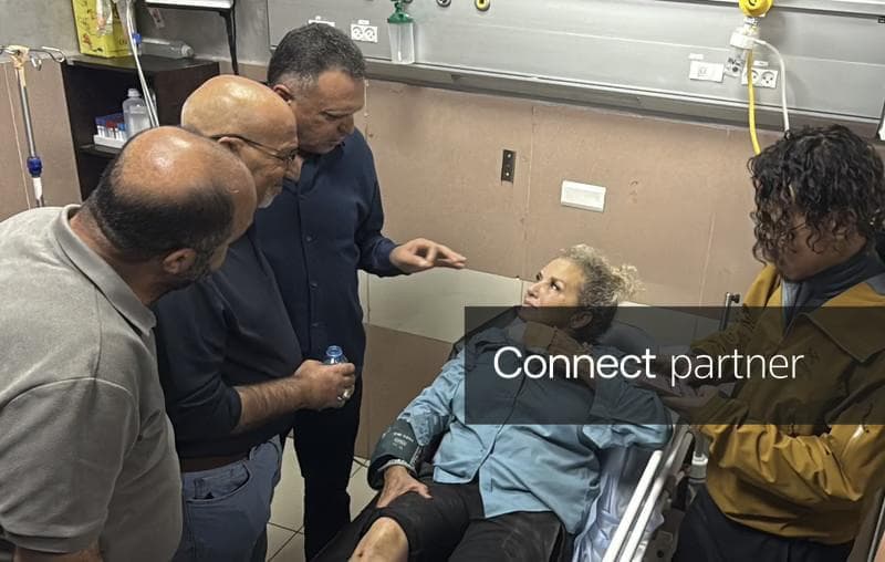 مستوطنون يحرقون الزيتون ويضربون مصورة واشنطن بوست.. والجيش الإسرائيلي يدين