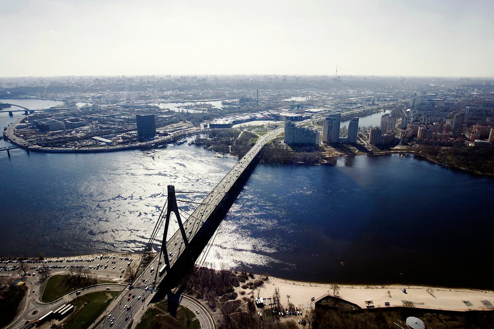Россия нанесла удар по Северному мосту в Киеве во время визита Мерца