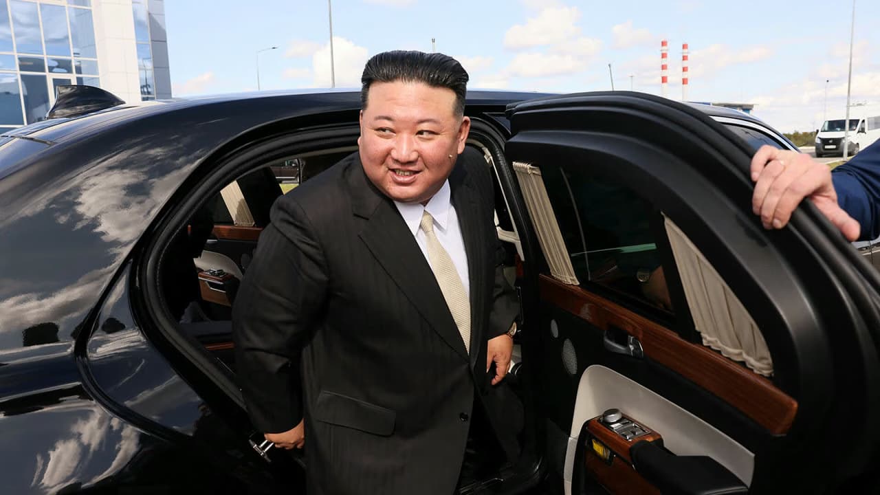 Ким Чен Ын наблюдал за пуском гиперзвуковой ракеты средней дальности КНДР