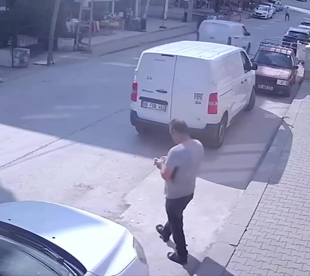 Турецкое хладнокровие: мужчина, не теряющий самообладания, когда вокруг хаос