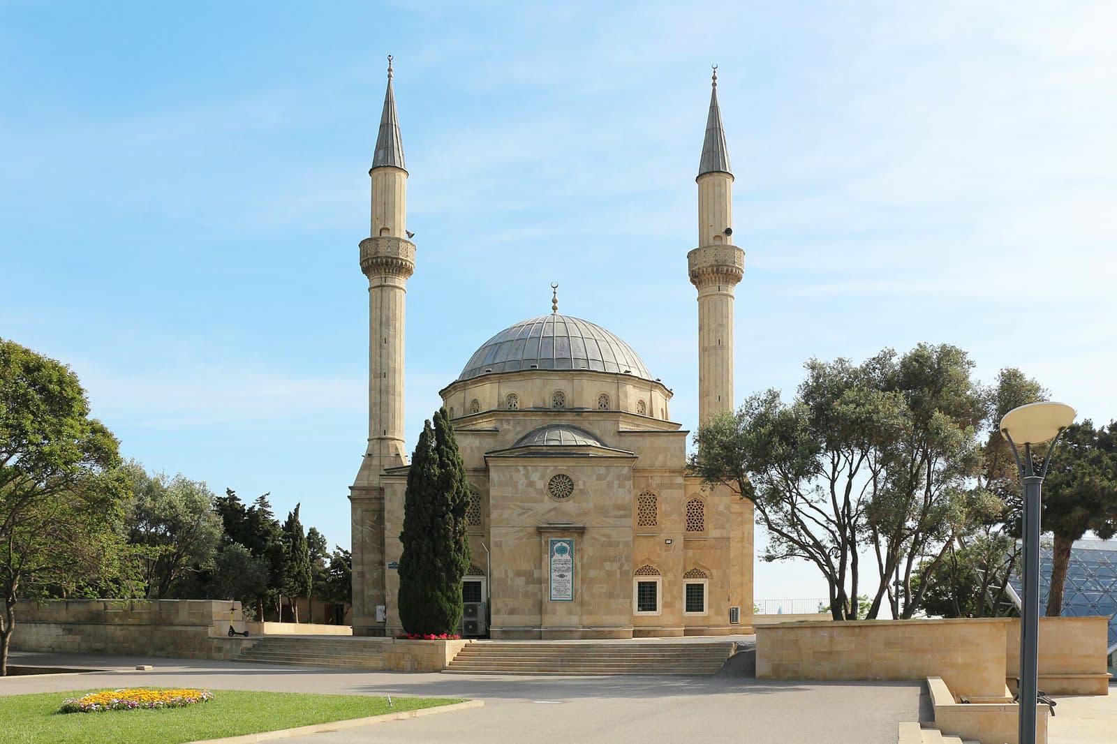 Azerbaycan'da okullardaki başörtüsü kısıtlamalarını eleştiren ilahiyatçıya 30 gün hapis